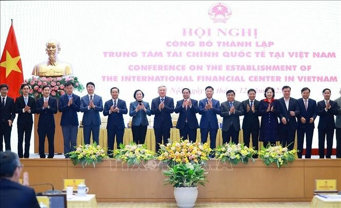 越南国际金融中心管理委员会成立决定发布仪式。图自越通社