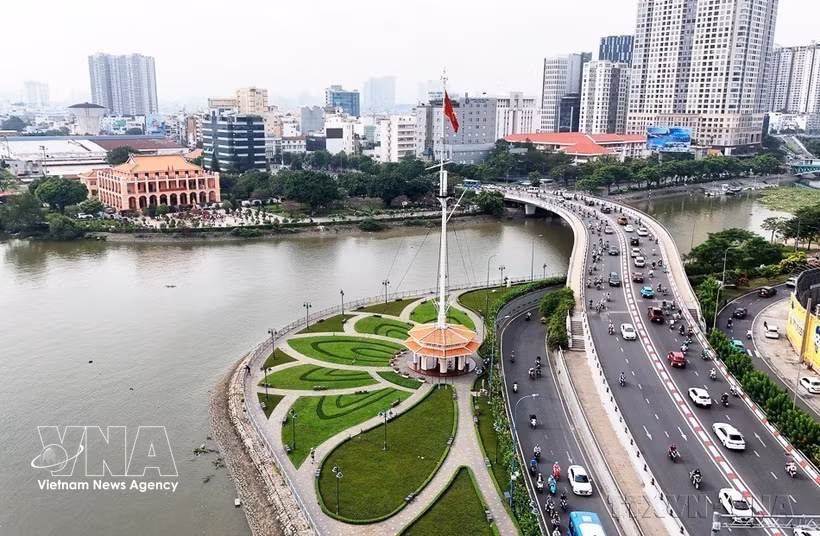 坐落在西贡河畔的龙屋港。图自越通社