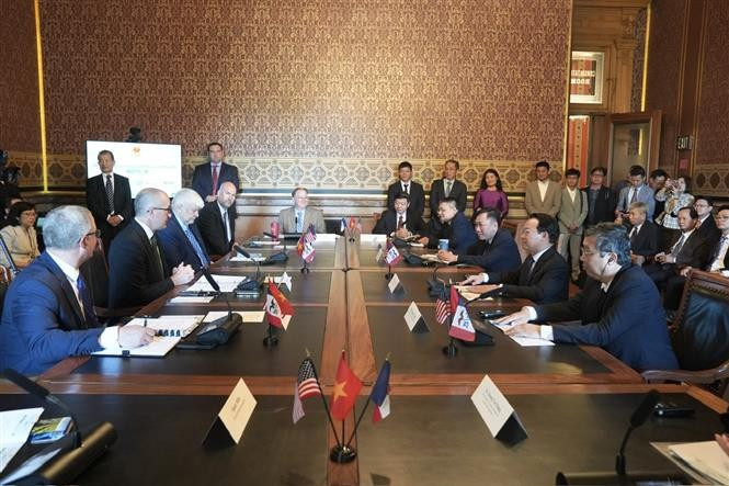 工作会谈场景。图自越通社