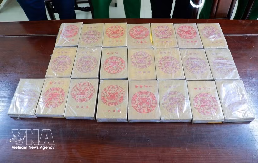 警方缴获22块海洛因。图自越通社