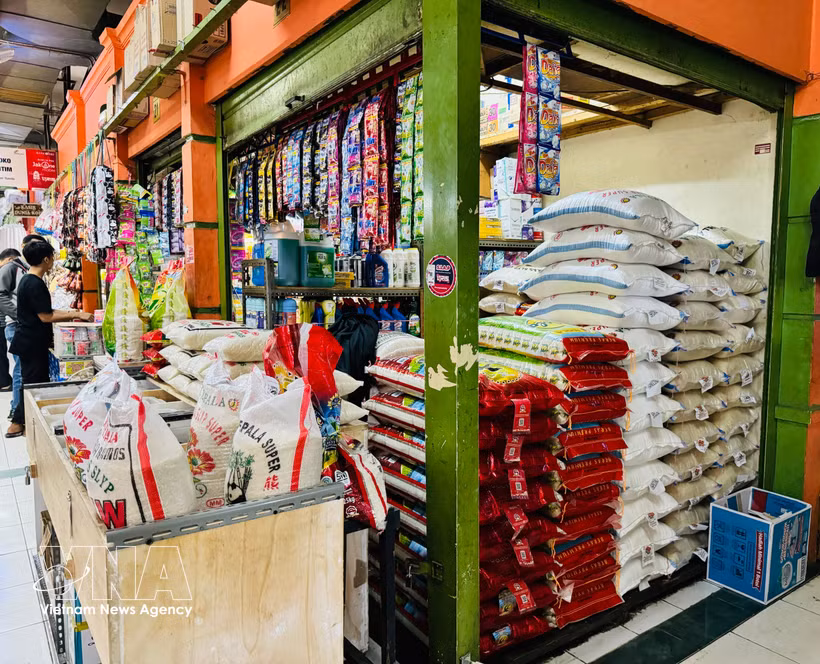 在雅加达的一个大米商店。图自越通社