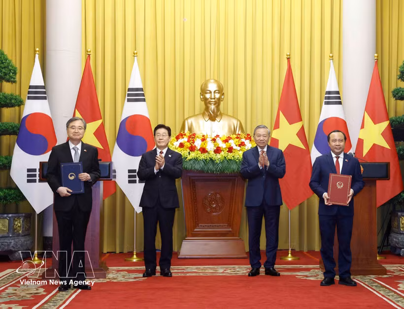 越共中央总书记、国家主席苏林与韩国总统李在明见证越南科学技术部与韩国科学技术信息通信部关于越韩科学、技术与创新合作总体规划框架交换仪式。图自越通社