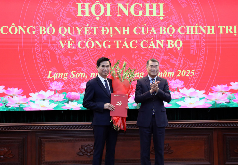 政治局委员、中央书记处书记、中央组织部部长黎明兴向黄国庆同志颁发任命决定。图自越通社
