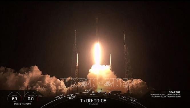 搭载60颗“星链”卫星的SpaceX“猎鹰9号”运载火箭从美国佛罗里达州卡纳维拉尔角太空军基地发射升空。图自越通社