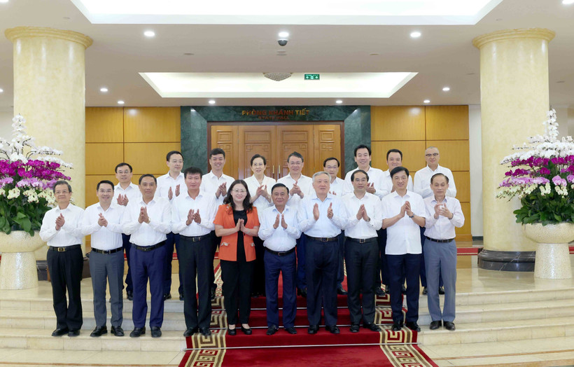 越共中央政治局第四工作组代表与得乐省委常务委员会代表合影。图自越通社