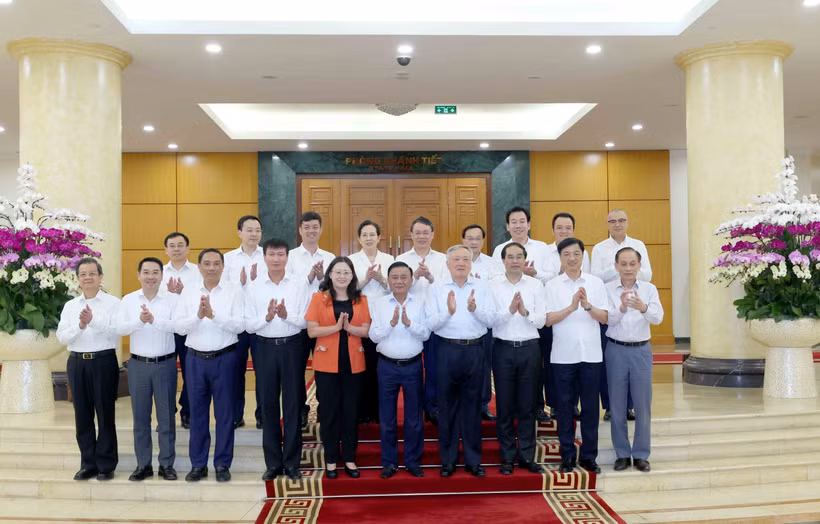 越共中央政治局第四工作组代表与得乐省委常务委员会代表合影。图自越通社