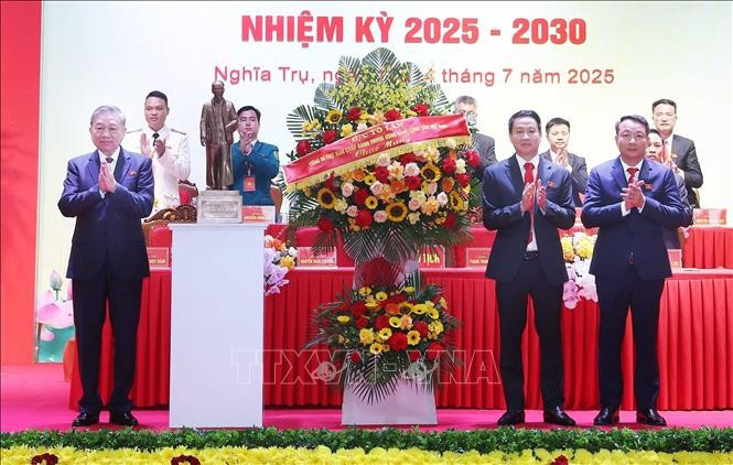 苏林向大会赠送花篮。图自越通社
