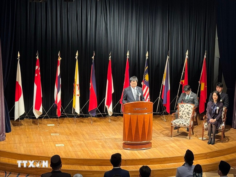 日本内阁府政策统筹官水野敦志发表演讲。图自越通社