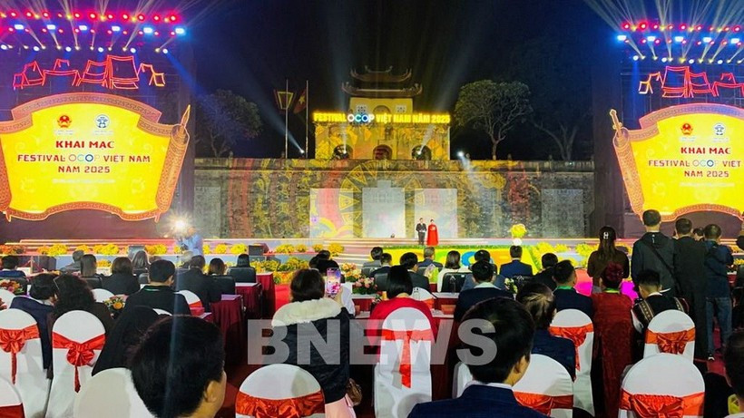 2025年越南"一乡一品"（OCOP）节20日晚在河内升龙皇城遗迹开幕。图自越通社