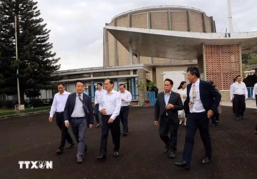 裴青山副总理率团视察大叻核反应堆运行情况。图自越通社