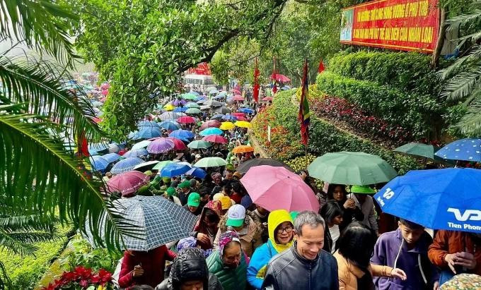 2025年乙巳年雄王节暨祖地文化旅游周吸引成千上万游客前往。图自富寿旅游报