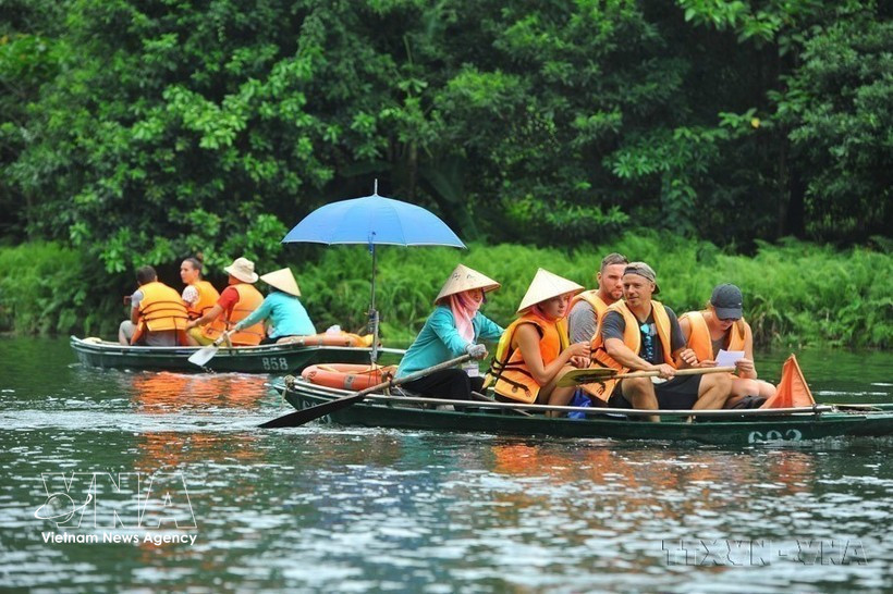 附图：国际游客参观宁平省长安名胜群。图自越通社