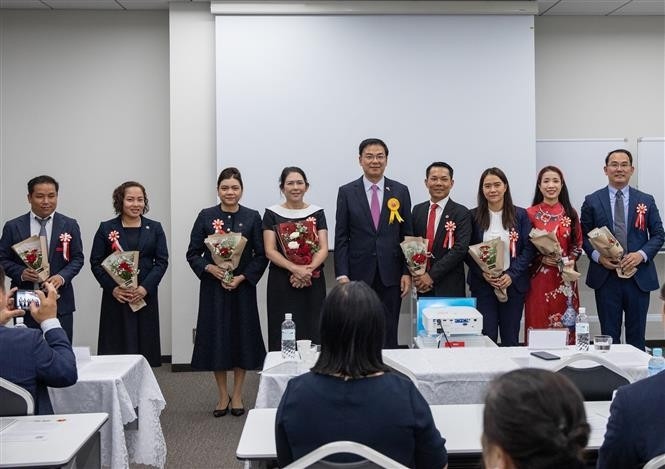 越南驻日本大使范光效与协会新一届委员会成员合影留念。图自越通社