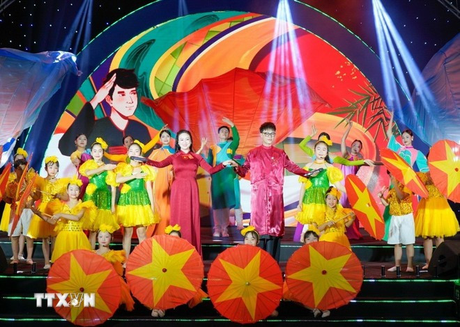 开幕式上的文艺节目。图自越通社