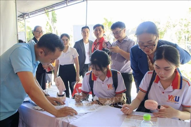 参加招聘日活动的大学生。图自越通社