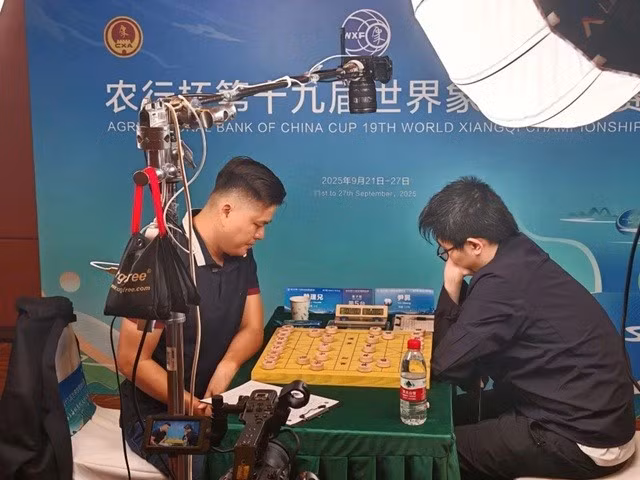 越南头号棋手赖李兄（左）夺得世界象棋锦标赛标准棋个人冠军。图自越通社