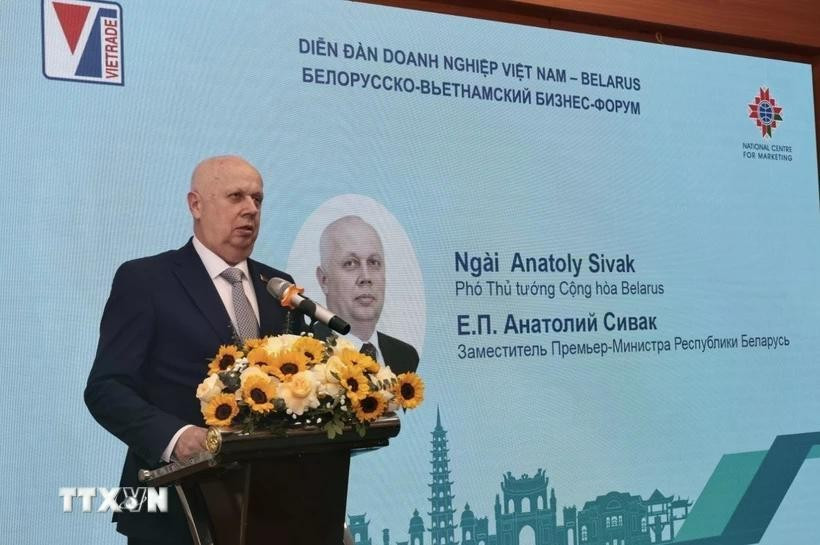白俄罗斯副总理阿纳托利·西瓦克发表讲话。图自越通社