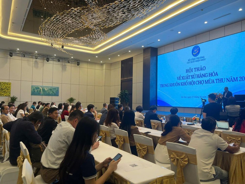 2025年秋季博览会框架内举行的货物来源研讨会。图自越通社
