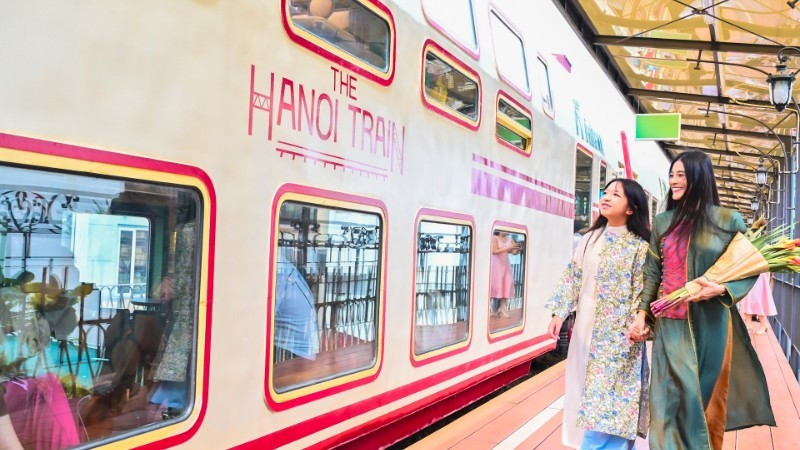 游客体验河内的旅游产品。图自人民报