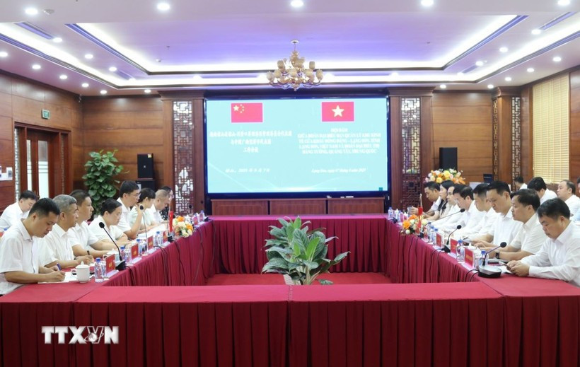 双方会谈现场。图自越通社