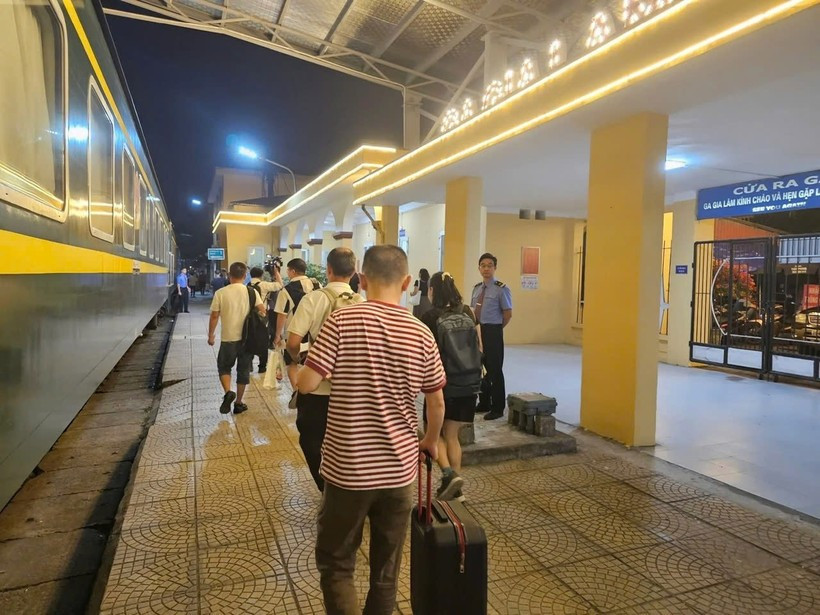 越中国际联运列车的乘客。图自越通社
