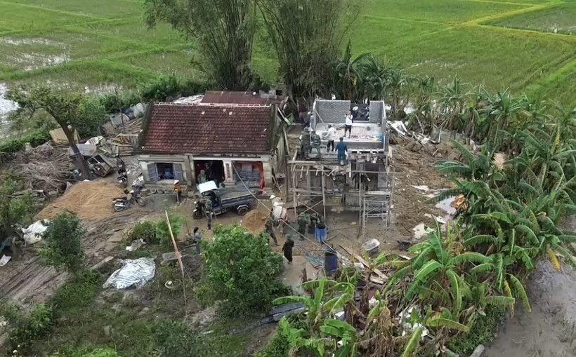 军队、公安力量以及各级党委、地方政府不分昼夜，为灾区群众组织实施住房建设和修缮工作。图自越通社