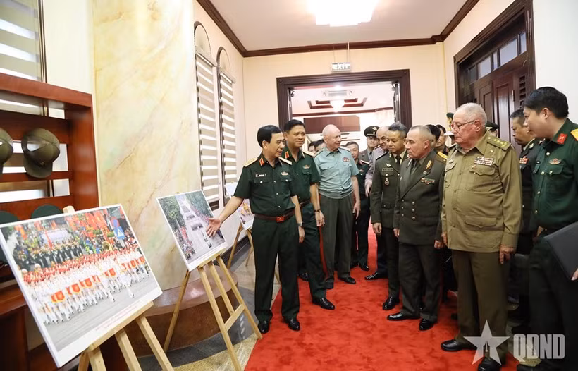 潘文江向各国代表介绍有关庆祝越南国庆80周年的图片展。图自人民军报