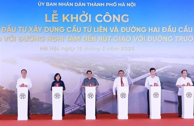 越南政府总理范明政出席了河内市四莲大桥及两端引道投资建设项目开工仪式。图自越通社