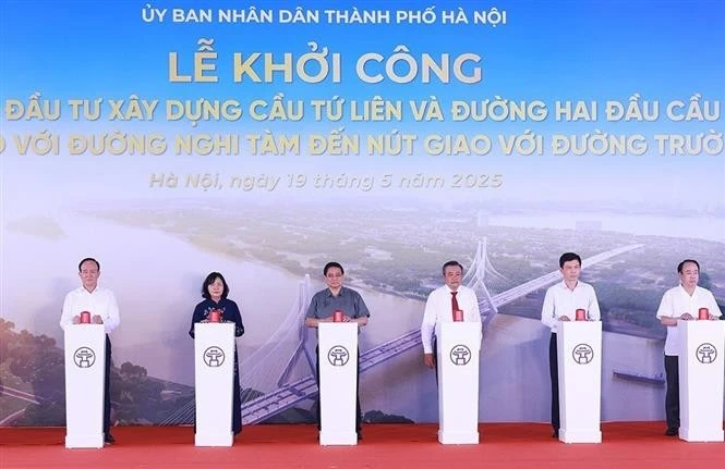 越南政府总理范明政出席了河内市四莲大桥及两端引道投资建设项目开工仪式。图自越通社