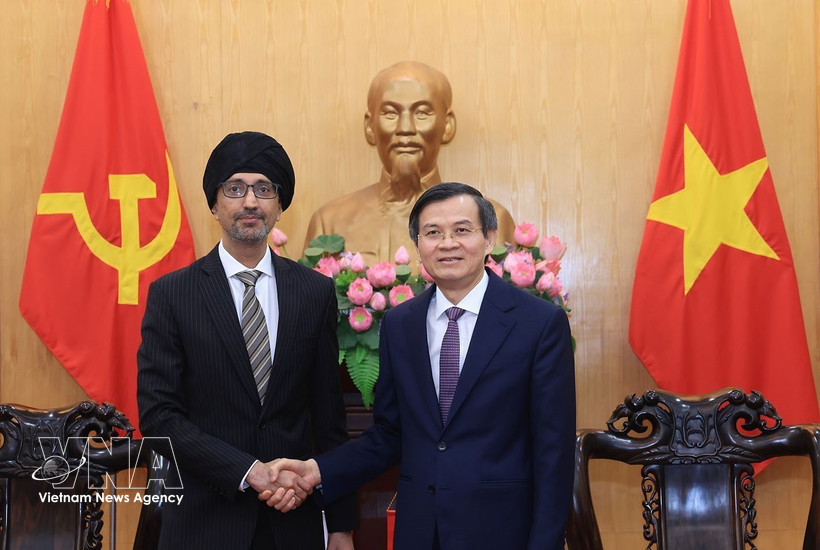 胡志明国家政治学院院长段明训会见新加坡驻越南大使拉杰帕尔·辛格。图自越通社