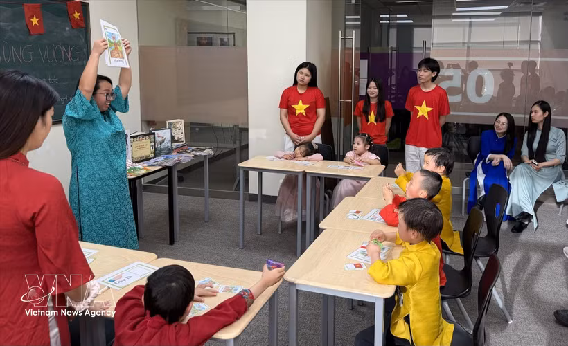 由加拿大与越南文化教育机构举办的越南语培训班。图自越通社