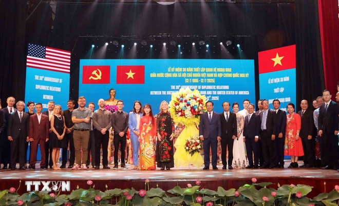 各位代表在庆典上合影留念。图自越通社