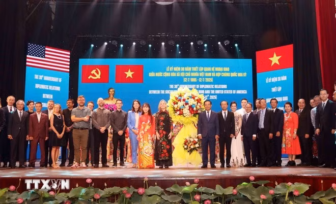 各位代表在庆典上合影留念。图自越通社