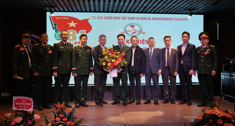 越南驻德国大使阮得成向德国柏林—勃兰登堡地区越南退伍军人协会送花祝贺。图自越通社