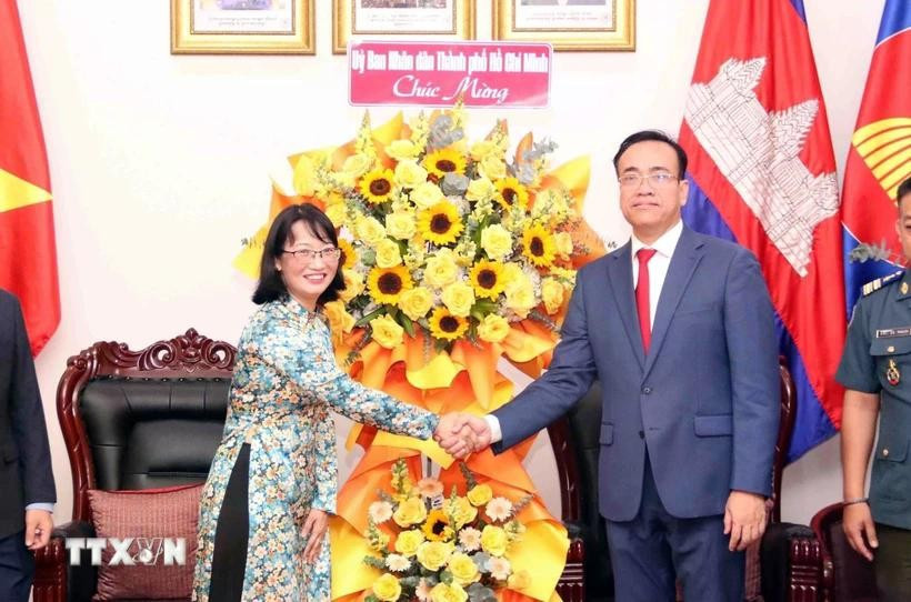胡志明市人民委员会副主席陈氏妙翠向柬埔寨驻胡志明市总领事馆赠送献花。图自优势