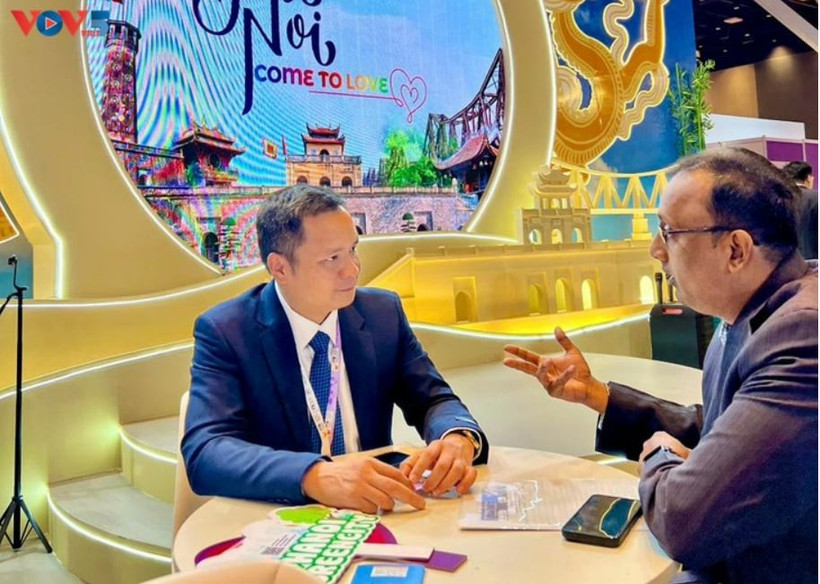 向国际友人介绍越南旅游形象。图自越南之声
