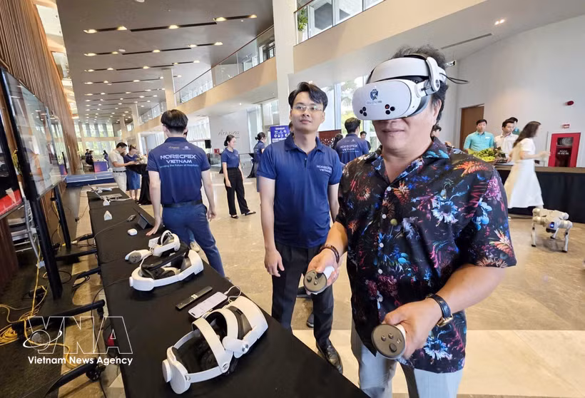 与会代表在论坛发布会上体验服务于旅游业的虚拟现实技术。图自越通社