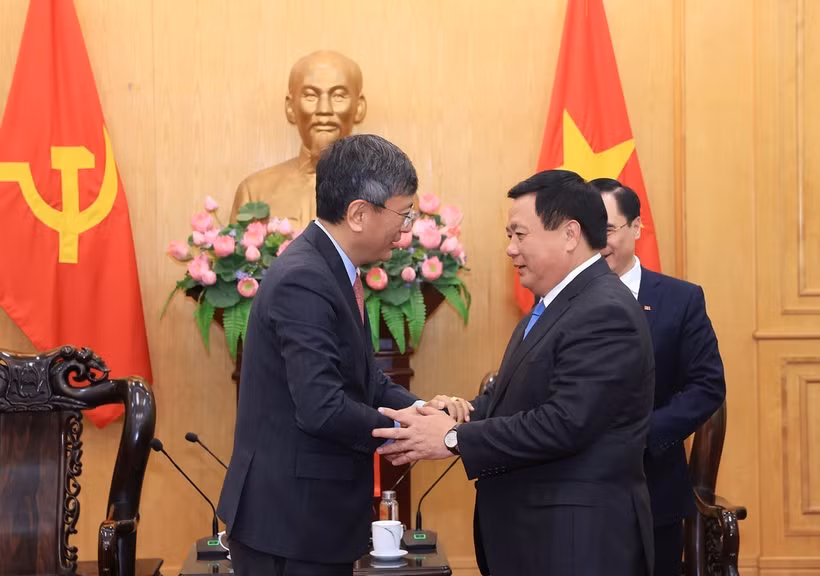 胡志明国家政治学院院长阮春胜教授会见印度共和国驻越特命全权大使采林·W·谢尔巴。图自越通社