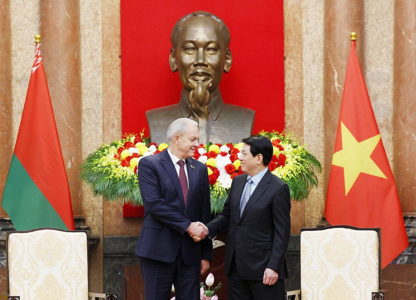 越南国家主席梁强与白俄罗斯国民会议代表院主席伊戈尔·谢尔盖延科。图自越通社