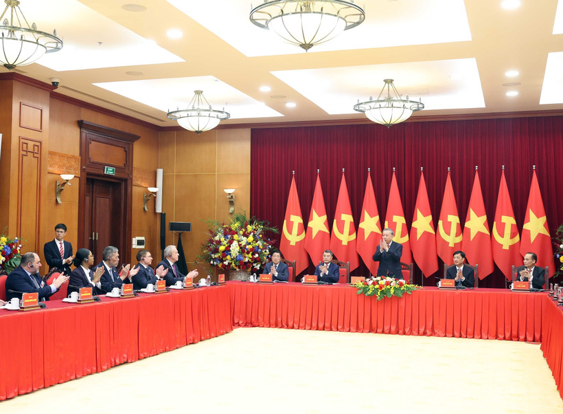 越共中央总书记苏林会见多国政党代表团团长。图自越通社