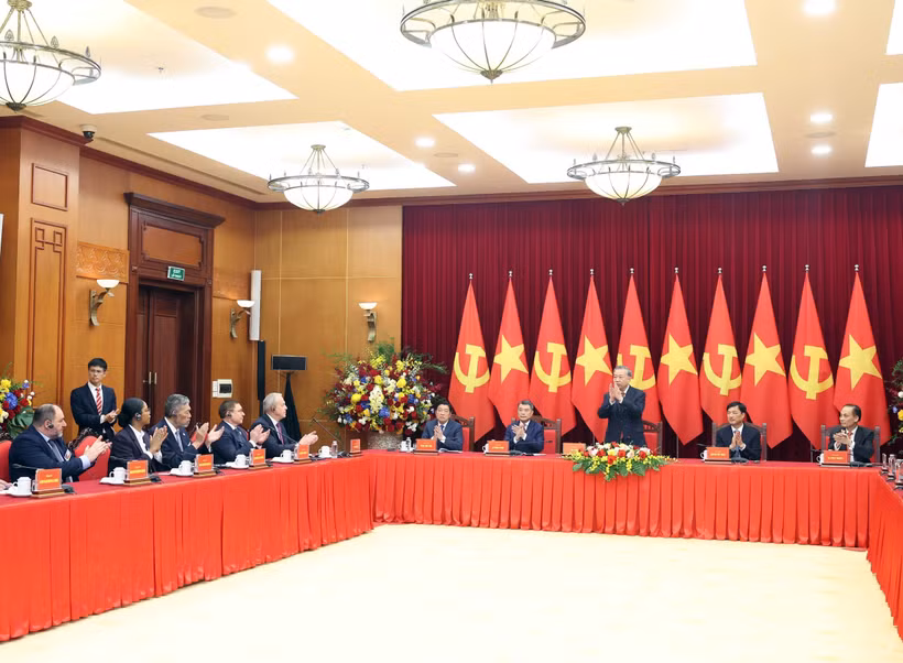 越共中央总书记苏林会见多国政党代表团团长。图自越通社