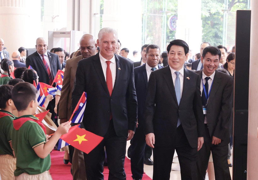 越南国家主席梁强与古巴共产党中央委员会第一书记、国家主席米格尔·迪亚斯-卡内尔·贝穆德斯共同出席越古建交65周年庆典。图自越通社