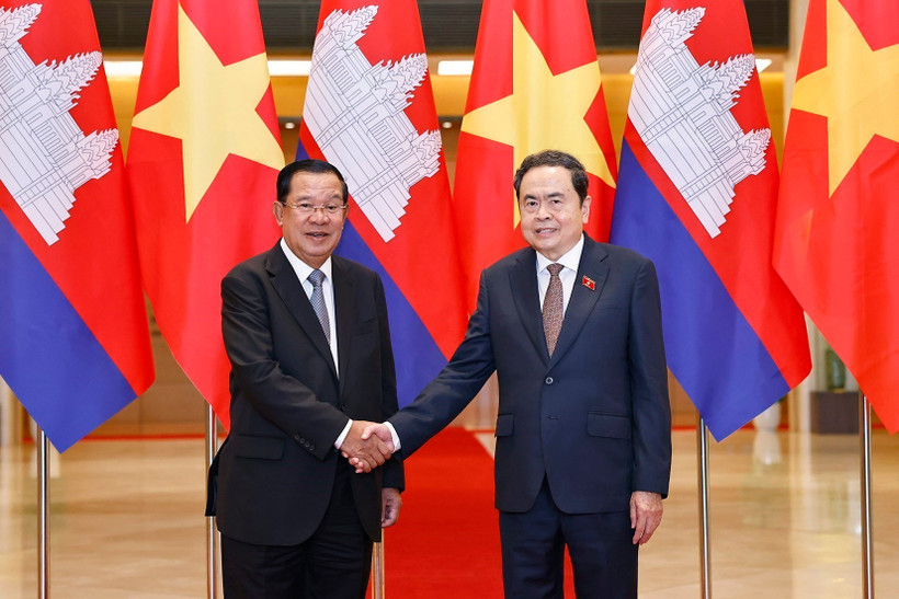 越南国会主席陈青敏会见柬埔寨人民党主席、参议院主席洪森。图自越通社