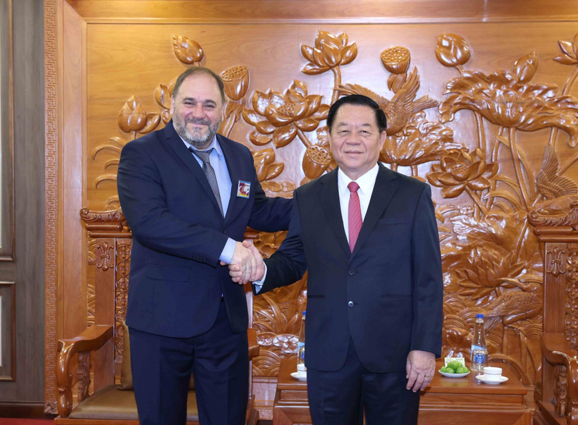阮仲义同志与乌拉圭共产党代表合影。图自越通社