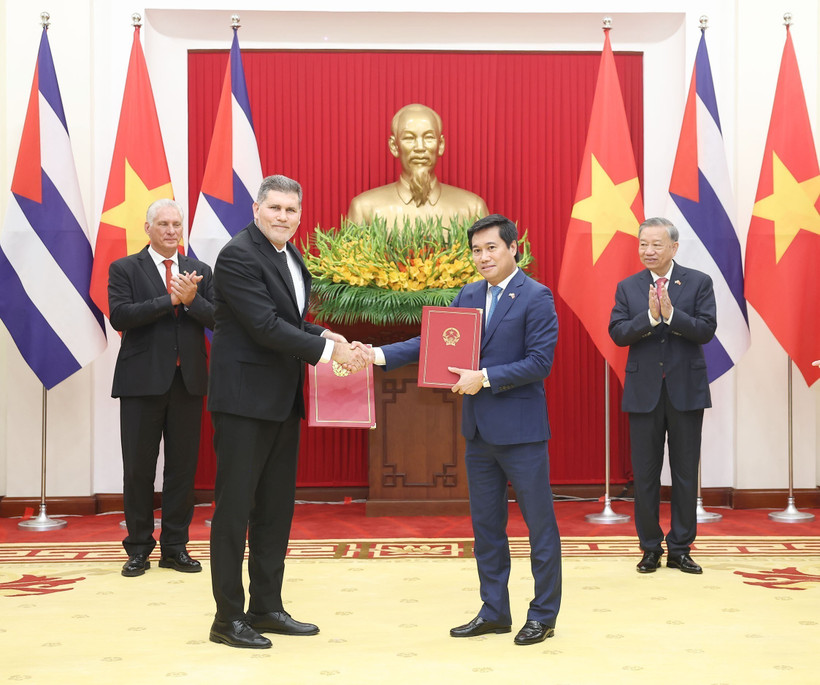 苏林总书记与米格尔·迪亚斯—卡内尔·贝穆德斯主席共同见证《越南—古巴经济和科技合作政府间委员会第42次会议纪要》的交换。图自越通社
