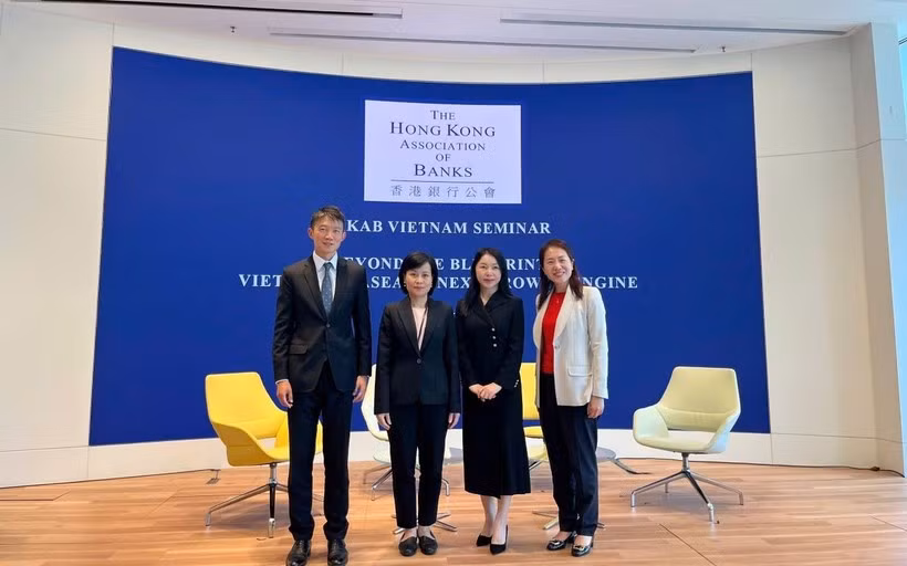 越南驻香港总领事黎德幸（左二）和与会代表合影。图自越通社