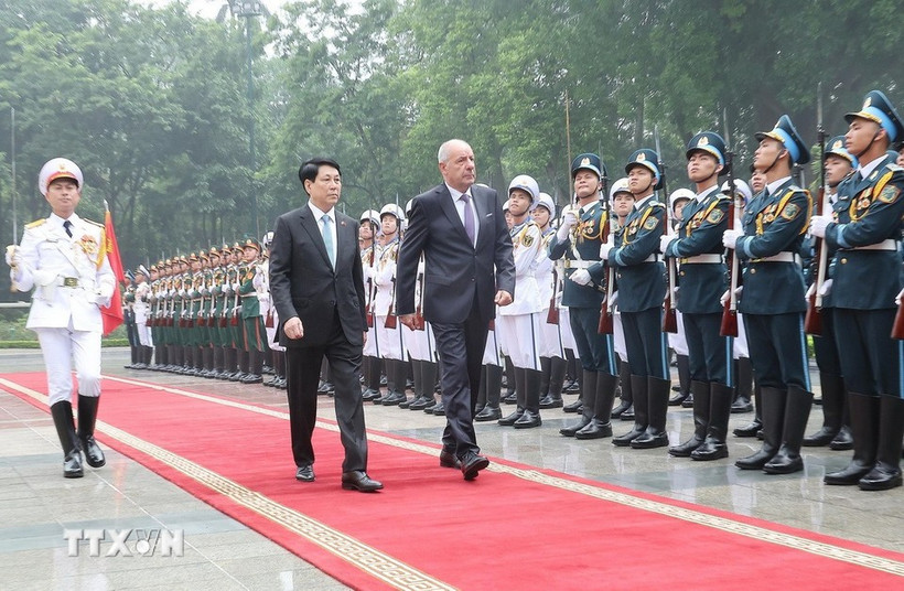 越南国家主席梁强与匈牙利总统舒尤克·道马什共同检阅仪仗队。图自越通社