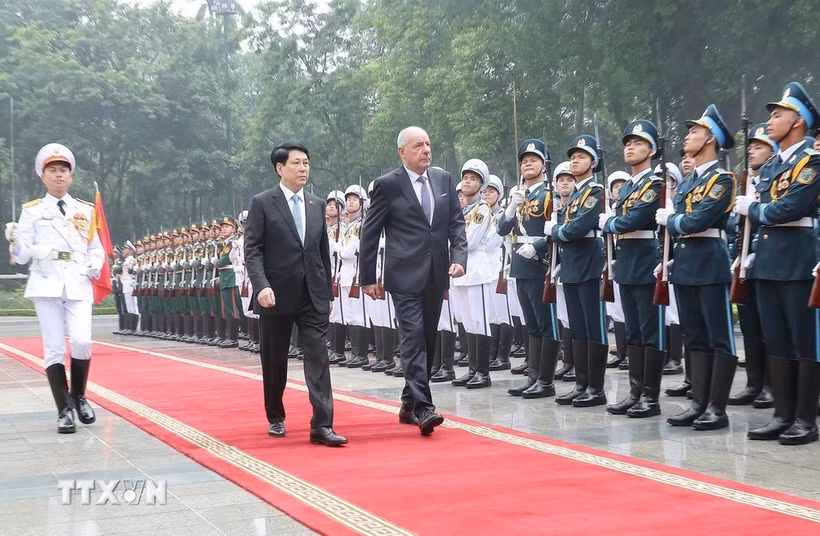 越南国家主席梁强与匈牙利总统舒尤克·道马什共同检阅仪仗队。图自越通社