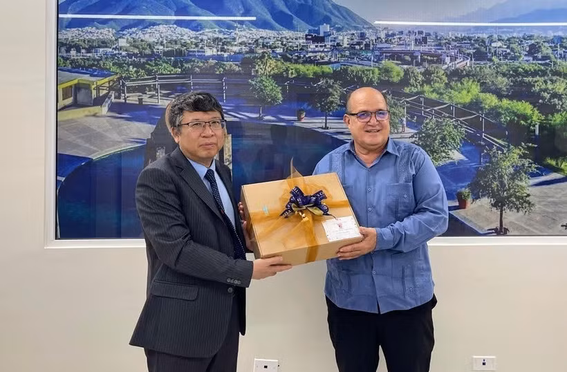 埃米利亚诺·萨帕塔大学校领导向阮文海大使赠送纪念品。图自越通社