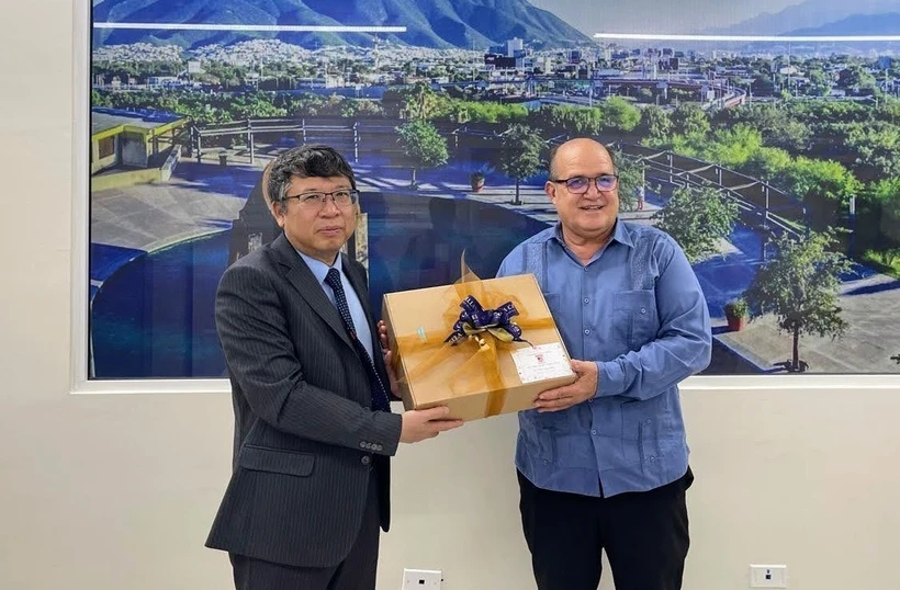埃米利亚诺·萨帕塔大学校领导向阮文海大使赠送纪念品。图自越通社